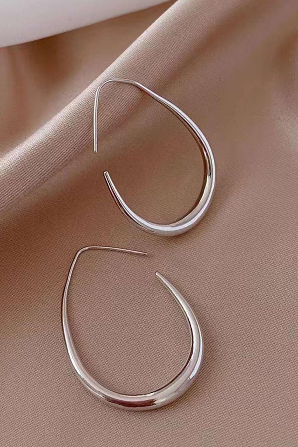 Women’s Gold Oval Hoop Earrings Lightweight Polished