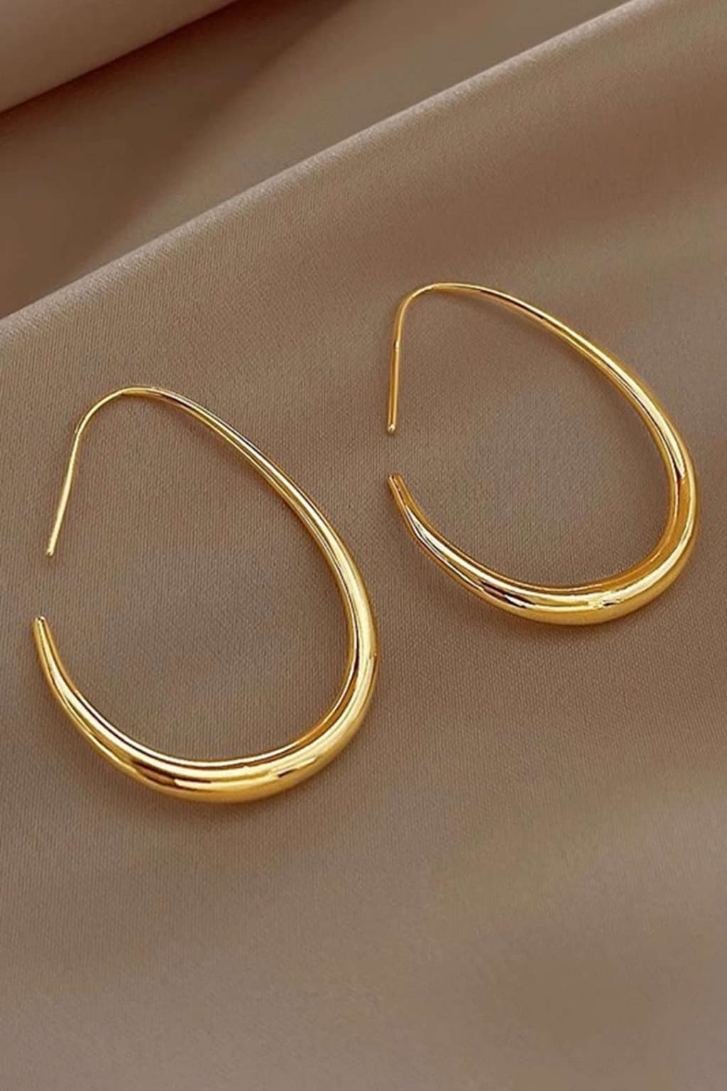 Women’s Gold Oval Hoop Earrings Lightweight Polished